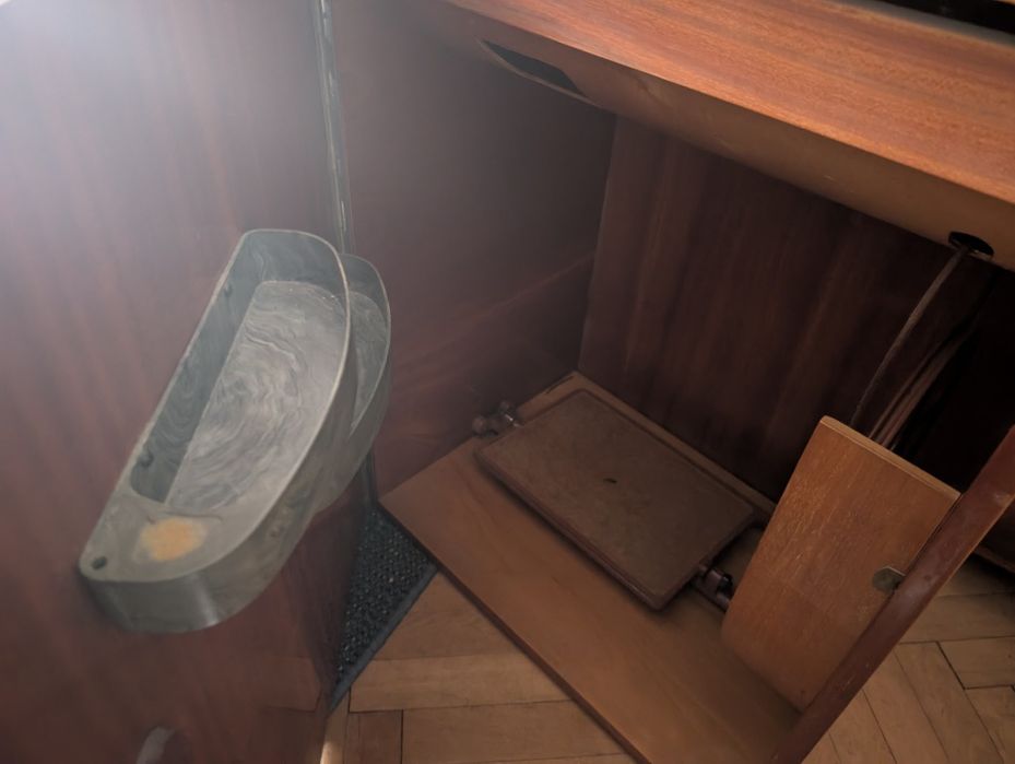 Stara zabudowana maszyna do szycia SINGER, mebel