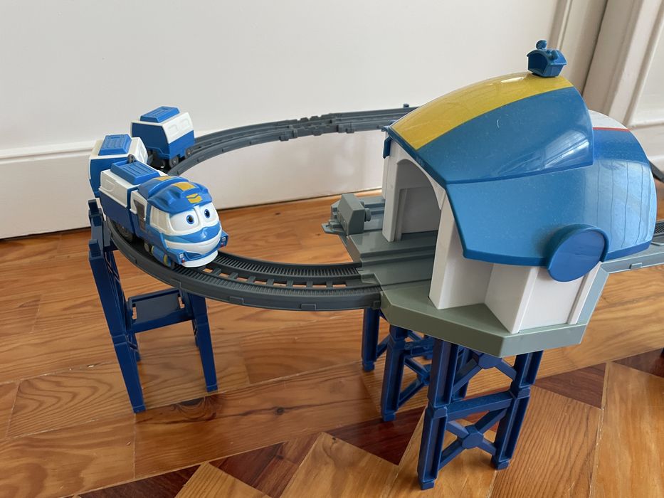 Robot trains pista e esta ao de comboios