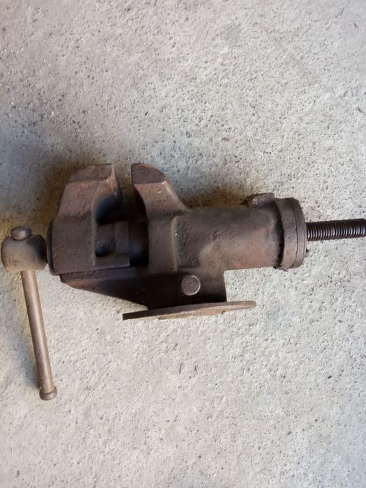 Продам тиски слесарные