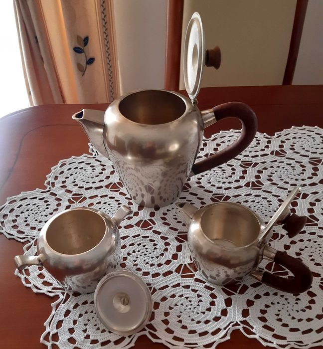 Conjunto de chá ou café (bule, açucareiro e leiteira) em casquinha