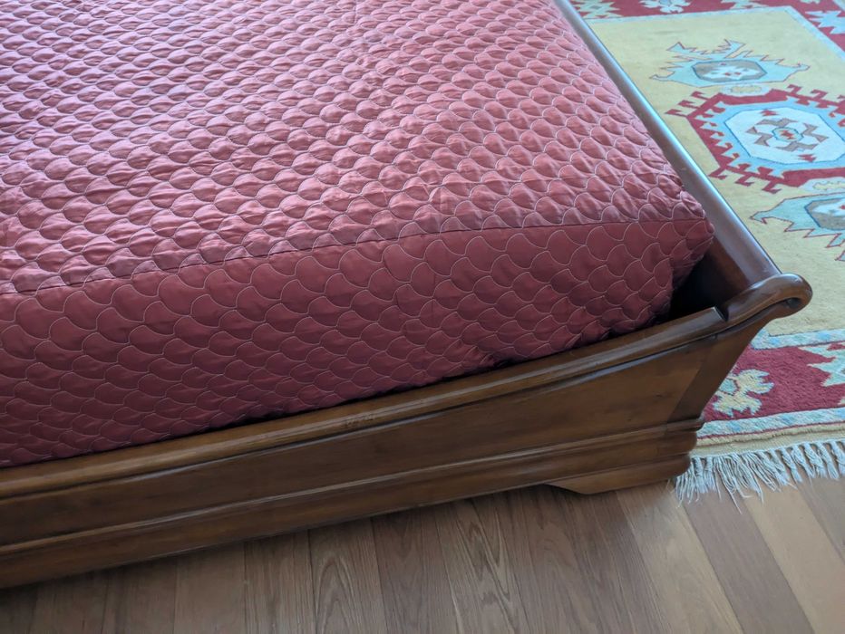 Mobilia quarto, em madeira Cerejeira. Cama+ duas mesas cabeceira+ poltrona +camiseiro