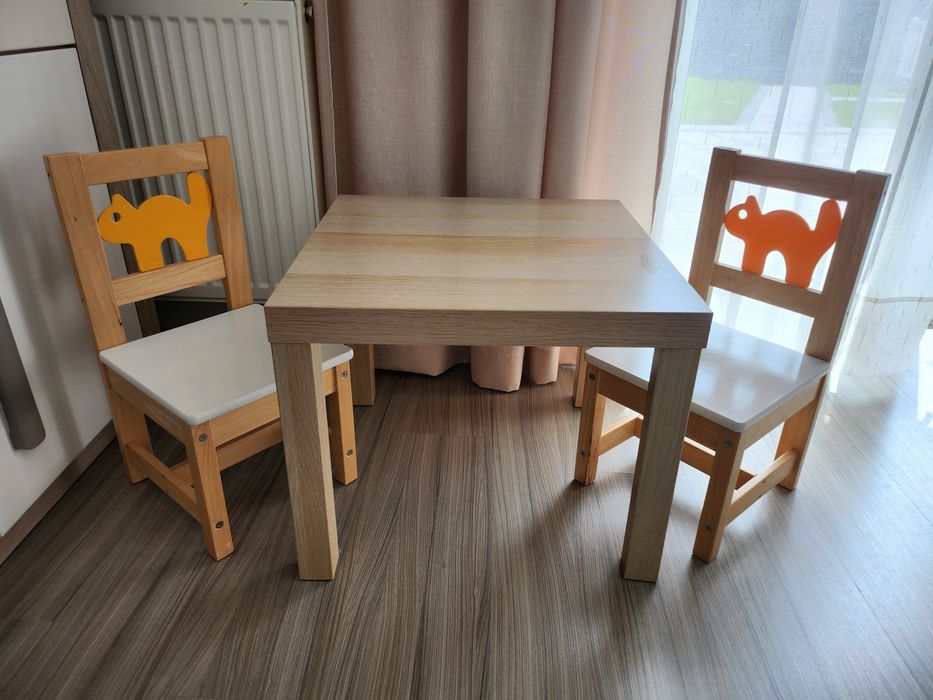 Drewniane krzesełka i stolik