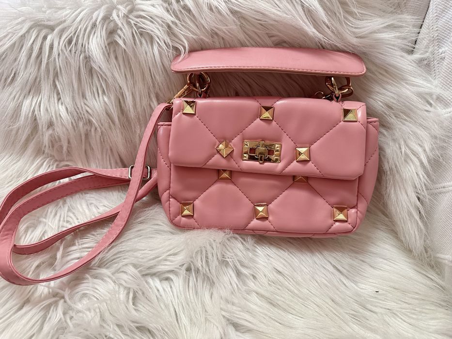 Mala cor de rosa com tachas