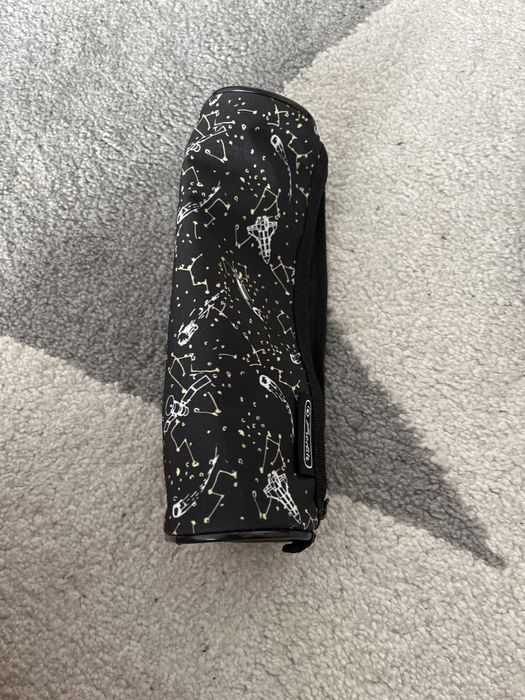 Dwa piórniki dla dziecka do szkoły