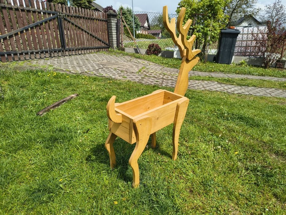 Donice ogrodowe w kształcie jelonka.