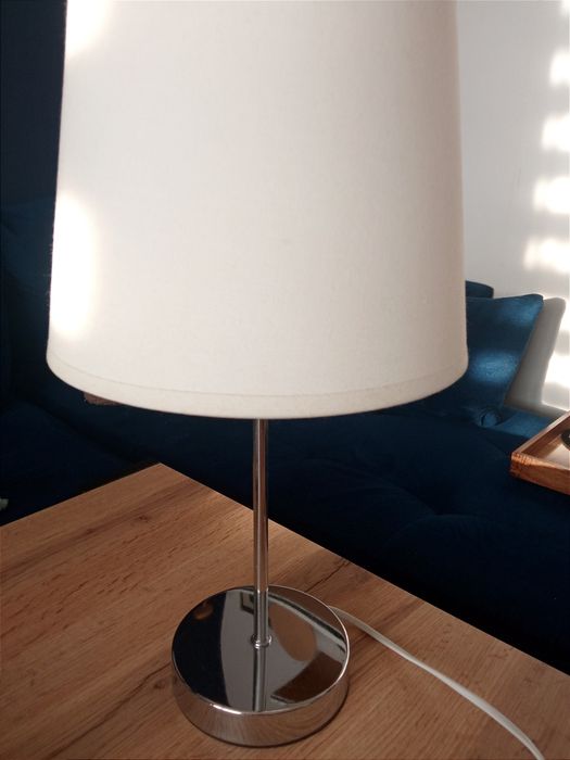 Lampka stołowa z żarówką z pilotem