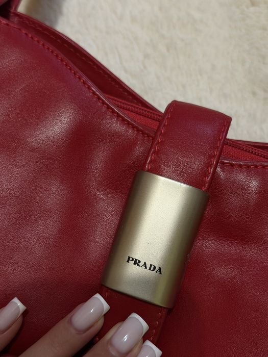 Червона брендова сумка Prada