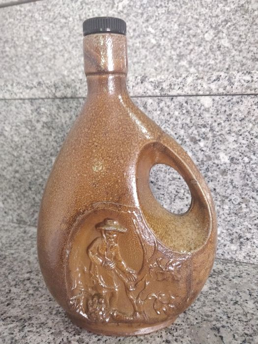 Selling a stoneware bottle from Caves do Certima