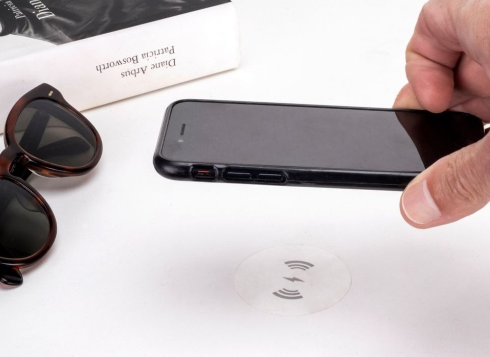 Carregador sem fios oculto para telemóvel