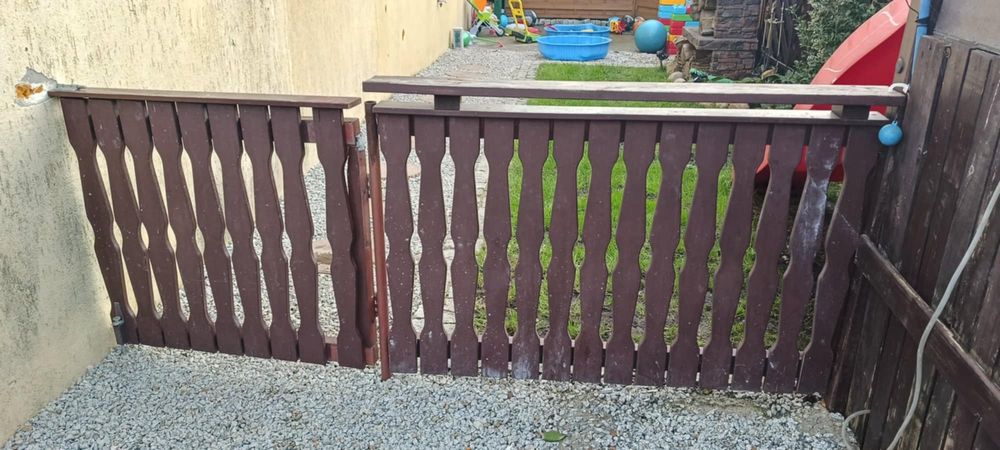 Płot z furtką i zakmiem