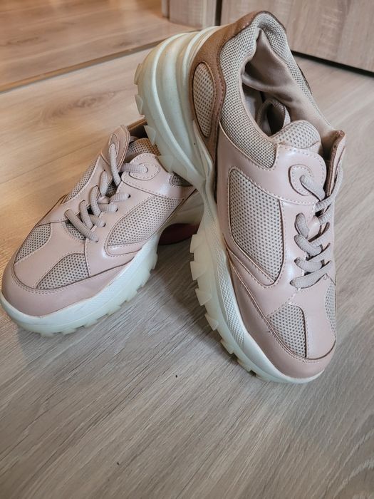 Śliczne sneakersy w kolorze nudziakowym