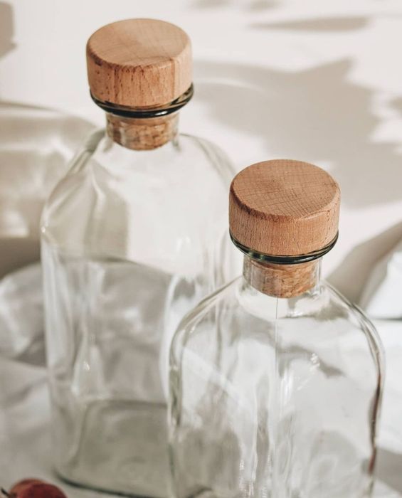 Склянні бутлі з дерев'яним ковпаком