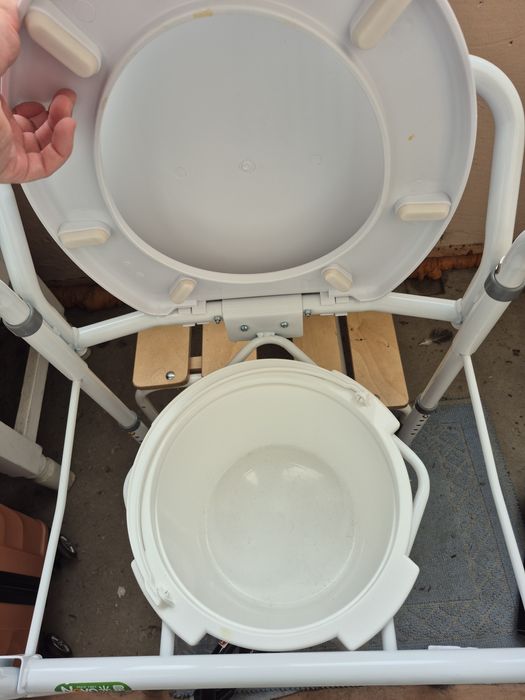 крісло-туалет складне Nova A8700AA