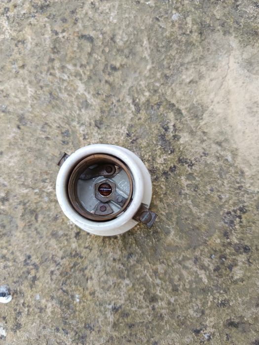 Casquilho antigo em porcelana.