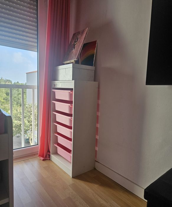 Cama com estrado e colchão + Guarda-fato + Estante