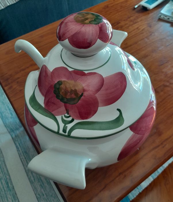 Louças .Terrina antiga pintada a mão