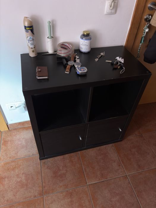 Comóda escura IKEA