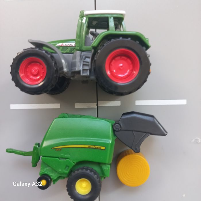 Siku traktor John deere z ladowaczem czolowym I przyczepa fortuna