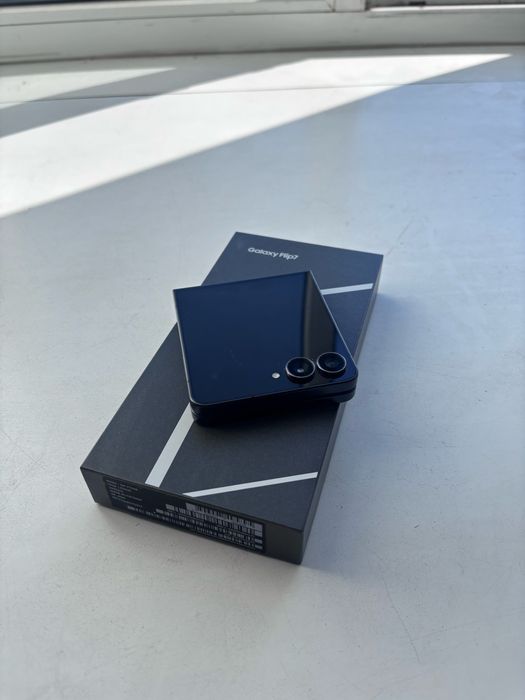 Samsung Galaxy Z Flip 7 256GB + Galaxy Watch 8