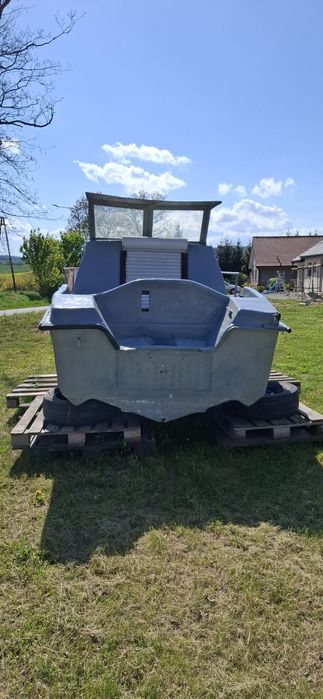 Łódź wędkarska kabinowa