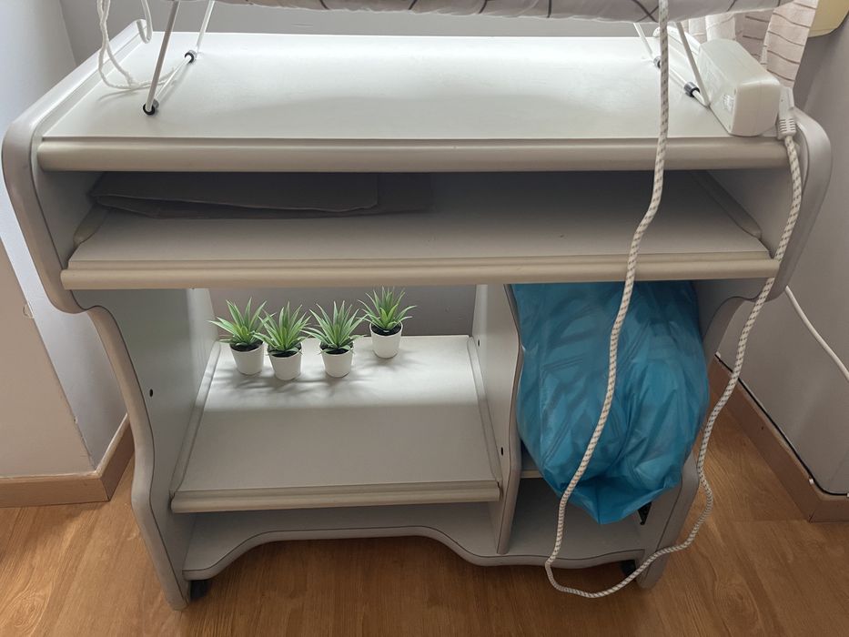 Secretaria cinzenta com rodas