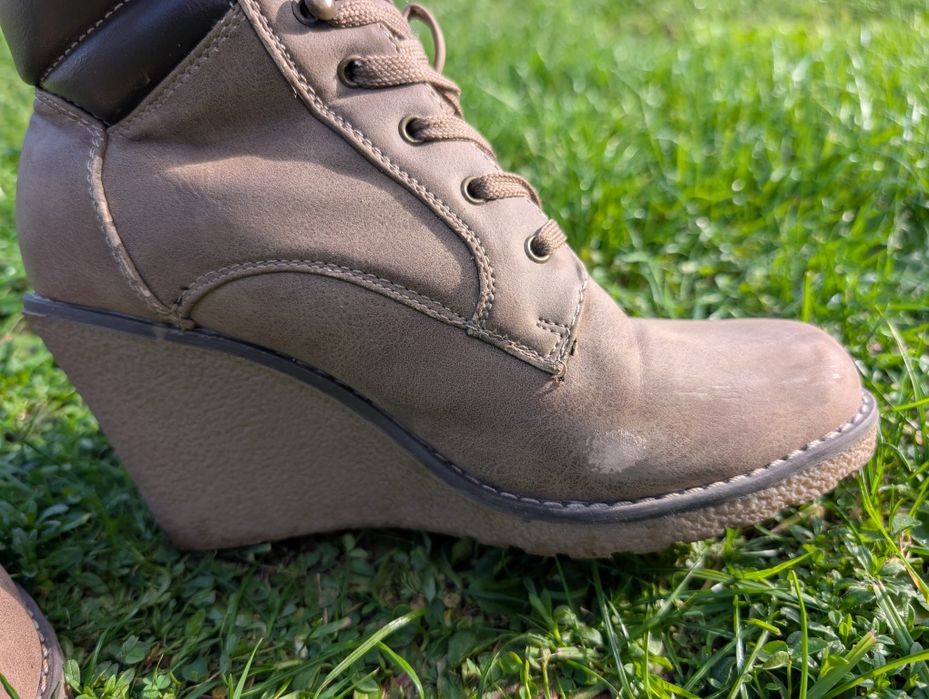 Botki na koturnie 38