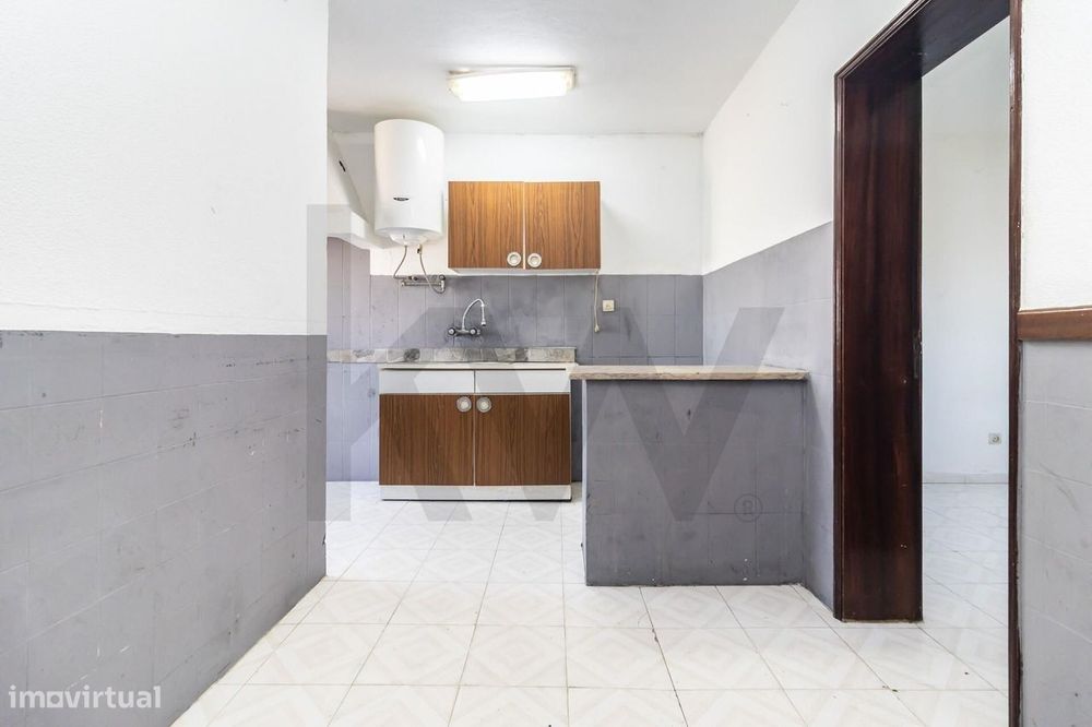 Pequena Moradia com Sótão Aproveitado e Logradouro - Centro de Setúbal