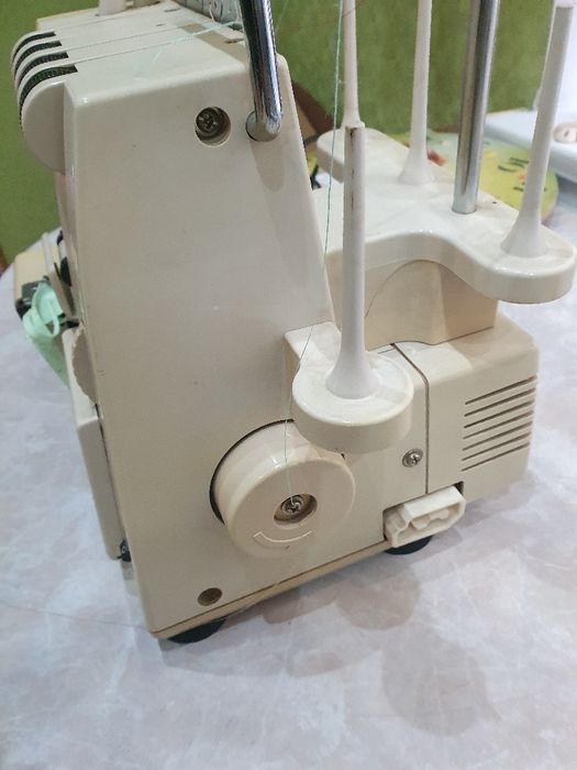 Продам оверлок singer 14 u134