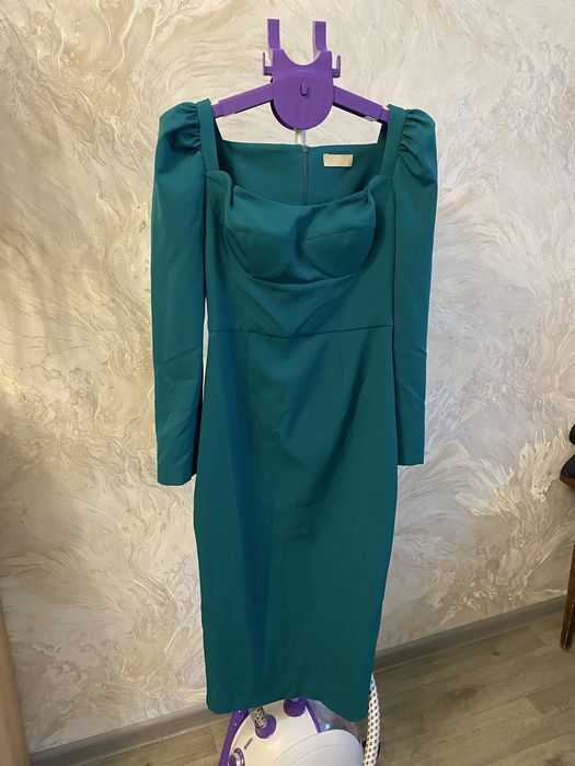 Вечірня смарагдова сукня