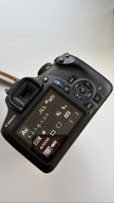 Canon EOS 2000D + Objetiva EF-S 18-55mm + Mala + Carregador + Bateria