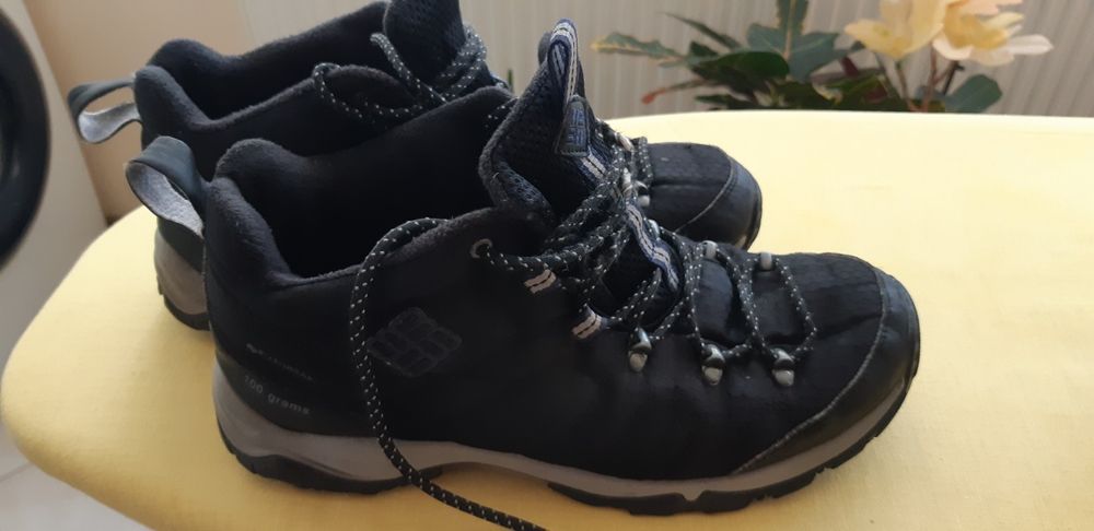 Продам осінньо зимове взуття .Columbia.