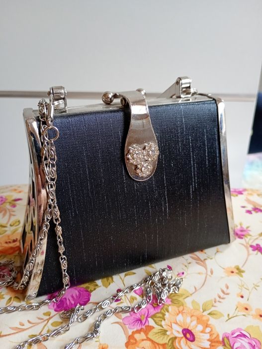 Piękna mała srebrna torebka na wieczor