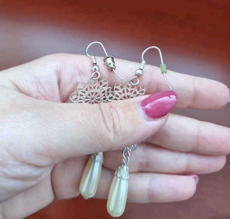 Brincos compridos prateados e branco pérola