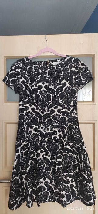 Biało czarna sukienka przed kolano retro
14/16 XL/XXL
