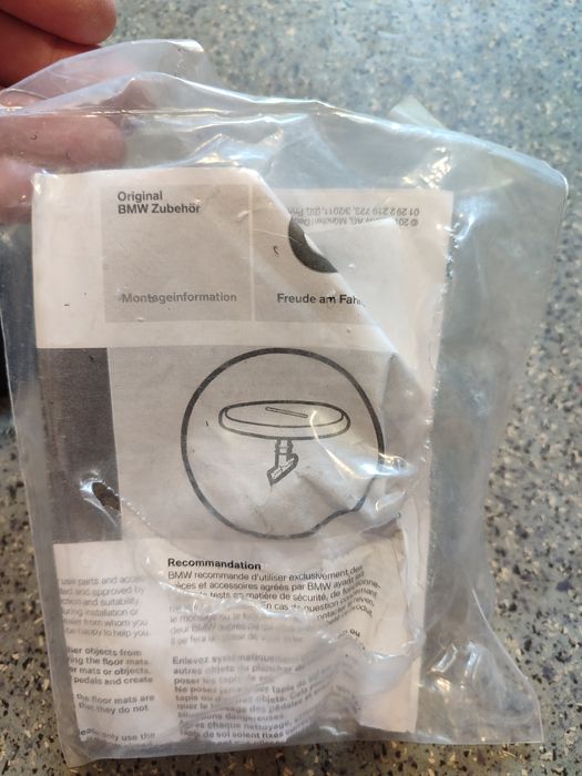 Крепление ковриков БМВ Bmw