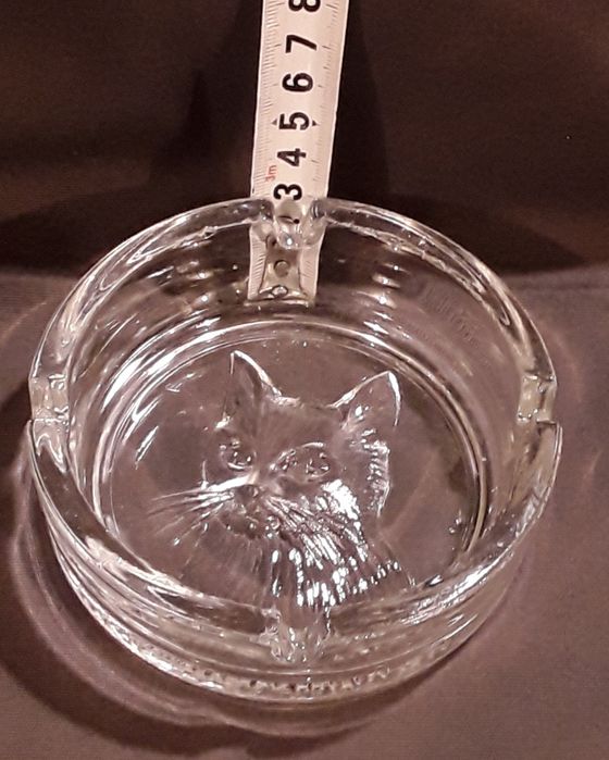 Cinzeiro em vidro branco transparente com gato no fundo