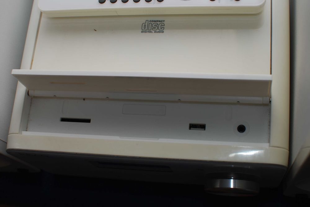 Wieża PEAQ  Bluetoot ,USB,CD/MP3 Radio głośniki pilot biała.