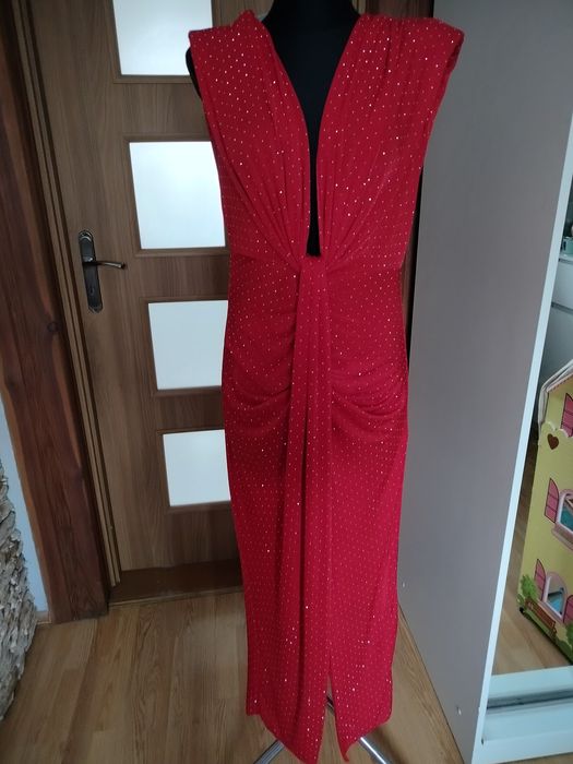 śliczna czerwona sukienka z cekinami