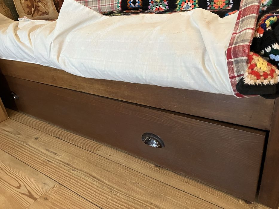 Sofá cama em madeira de castanho com gavetão (segunda cama), colchão e almofadões incluídos