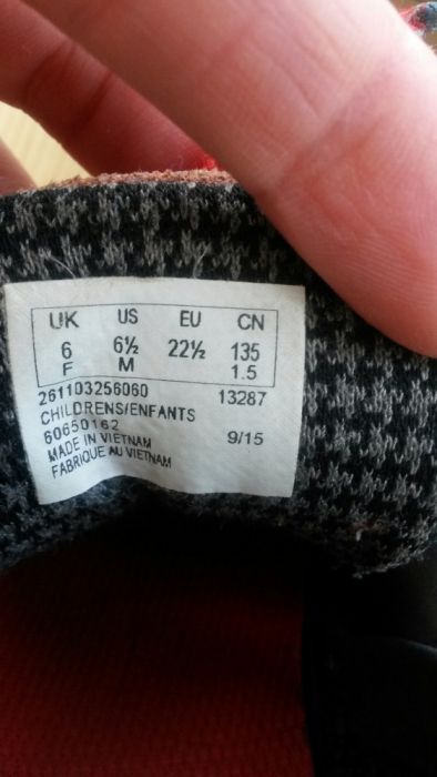 Продам осенние ботиночки ботинки clarks