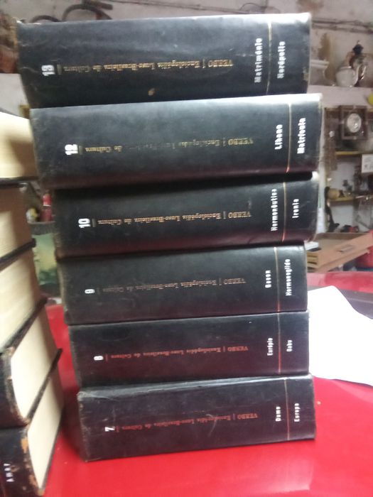 Catorze  volumes da Enciclopédia Verbo  . Primeira edição 1