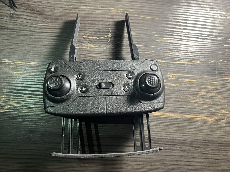 Дрон / квадрокоптер (Eachine E520s)