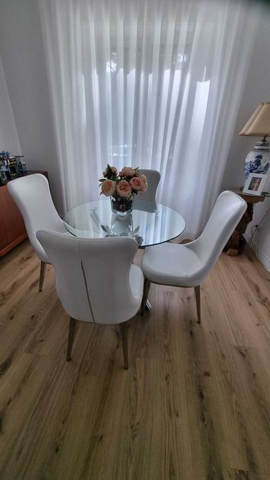 Mesa com tampo de vidro + 4 cadeiras