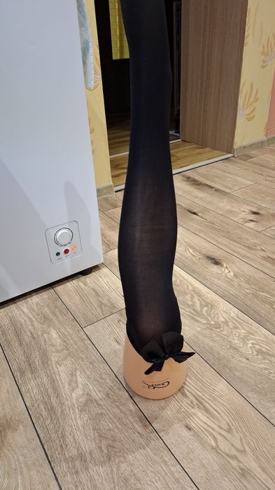 Pończochy z kokardką.