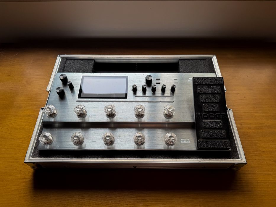 Mooer GE300 + Thon Case