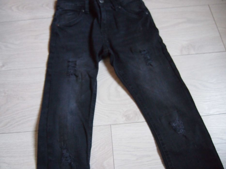 Czarne dzinsy z przetarciami