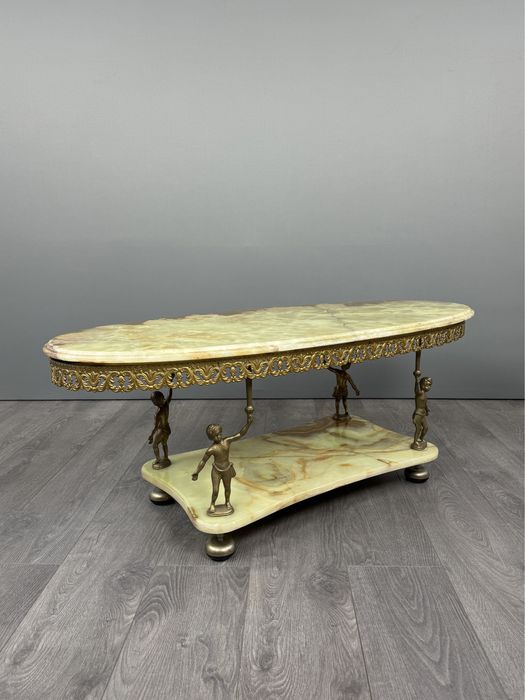 Вінтажний журнальний стіл