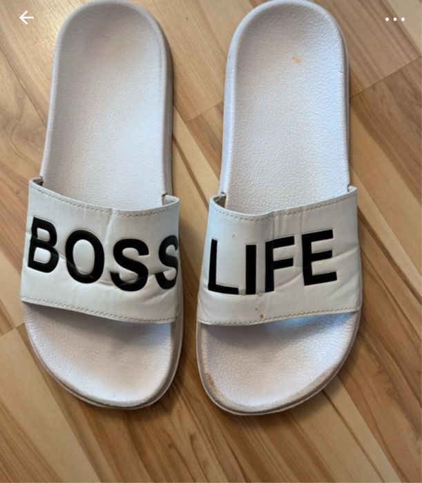 Klapki Boss. Białe