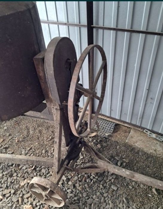 Duża betoniarka na metalowych kołach