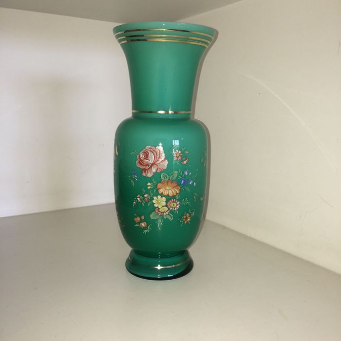 Jarra de vidro verde pintada